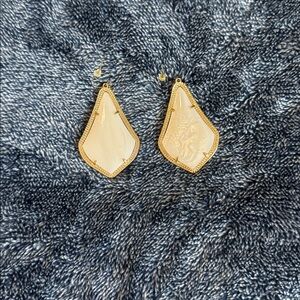 Kendra Scott Elegant Gold and Cream Earrings